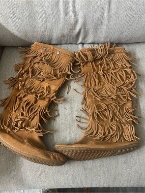 Minnetonka five tier fringe boots women's size 10